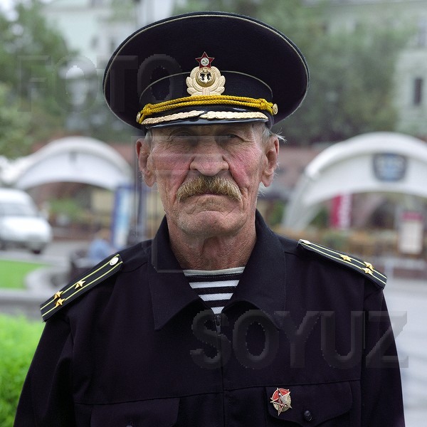 Ряженый клоун в мундире капитана первого ранга (2012 г.)