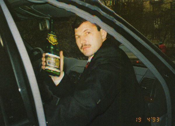Владимир Кумарин («Кум»), фото 1993 г. Правая рука еще цела, держит бутылку с «Шампанским». В июне 1994, когда убили Усвяцова, было покушение и на Кумарина. Он выжил, долго лечился, потерял руку.